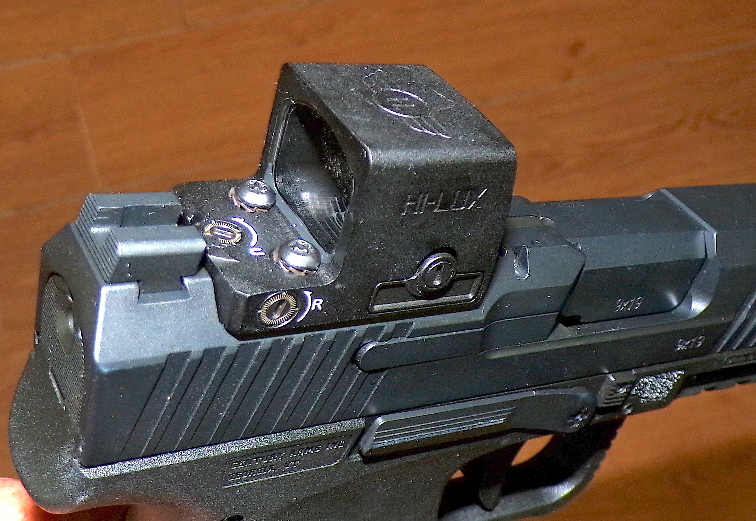 Hi-Lux-Optics-Red-Dot-6